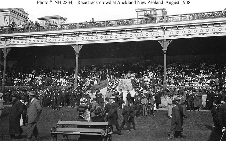 Spectators at Ellerslie Racecourse 1908